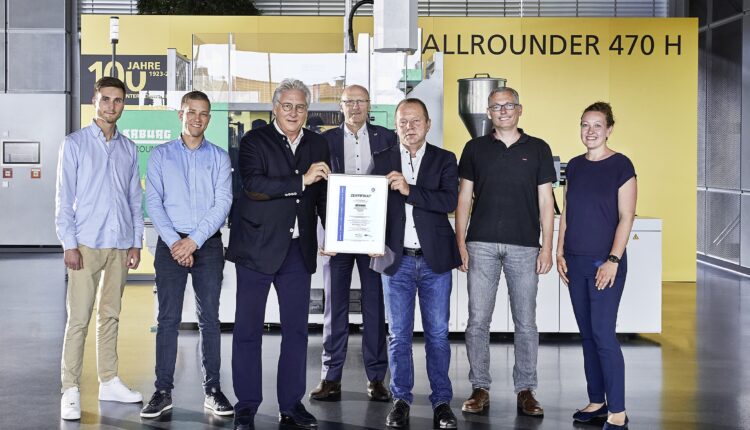 Proud of the ISO 27001 certificate for information security: Jürgen Boll (middle), Managing Director Finance, Controlling and IT, Andreas Dümmler (3rd from left), Divisional Manager Information Systems, Rolf Steinwandt (5th from left), Head of IT Systems and Networks, and the team comprising Lukas Broghammer, Björn Burkhardt, Andreas Barth and data protection officer Patricia Klumpp (from the left).